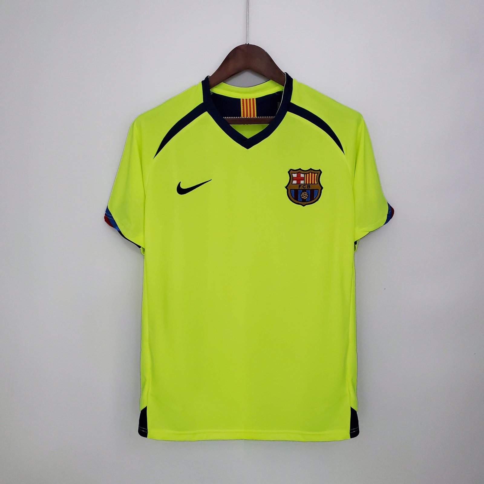 205aa4b8a9180256023e2941d2524ba3 2005/2006 Retro Barcelona Away Football Shirt 1:1 Thai Quality - Image 1