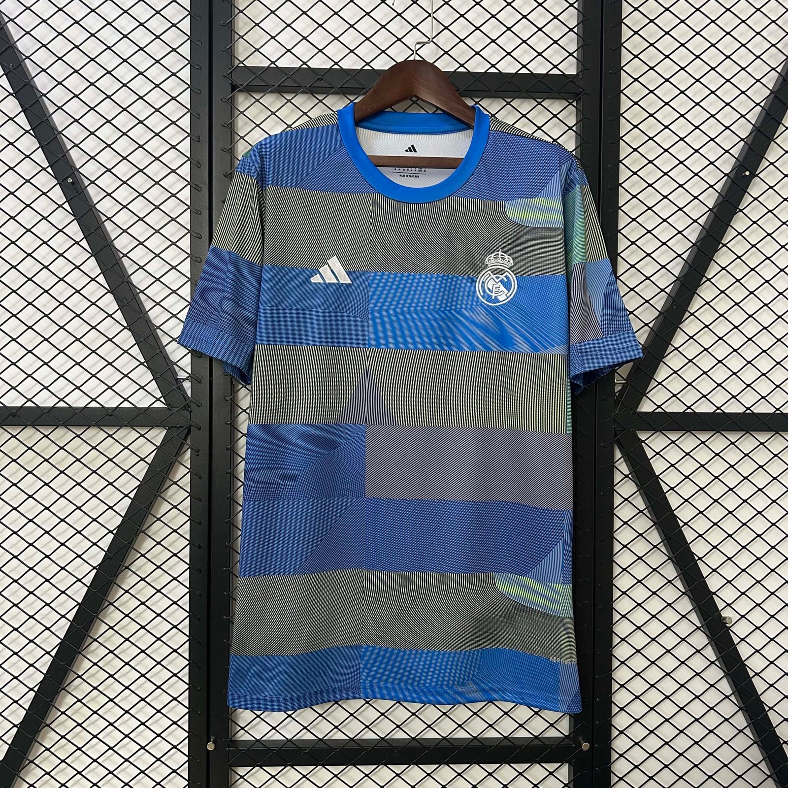 31dc42909896b448367c4acbd764c185 2025/2026 Real Madrid Pre-race suit Football Shirt 1:1 Thai Quality - Image 1