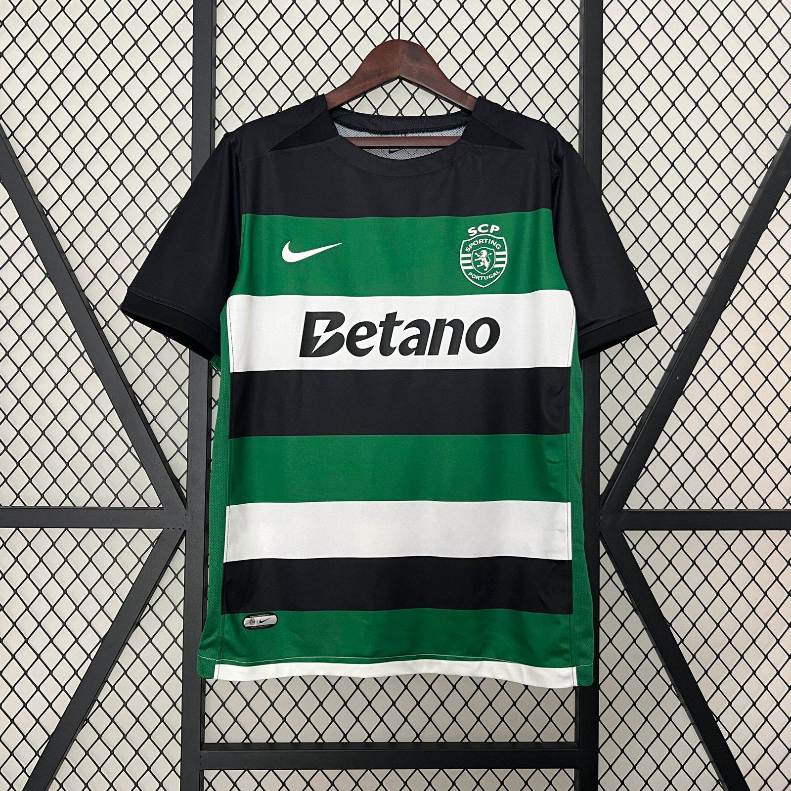 3969661abd79255f0e9658ce4a96ccfd 2024/2025 Sporting Lisbon Home Football Shirt 1:1 Thai Quality - Image 1