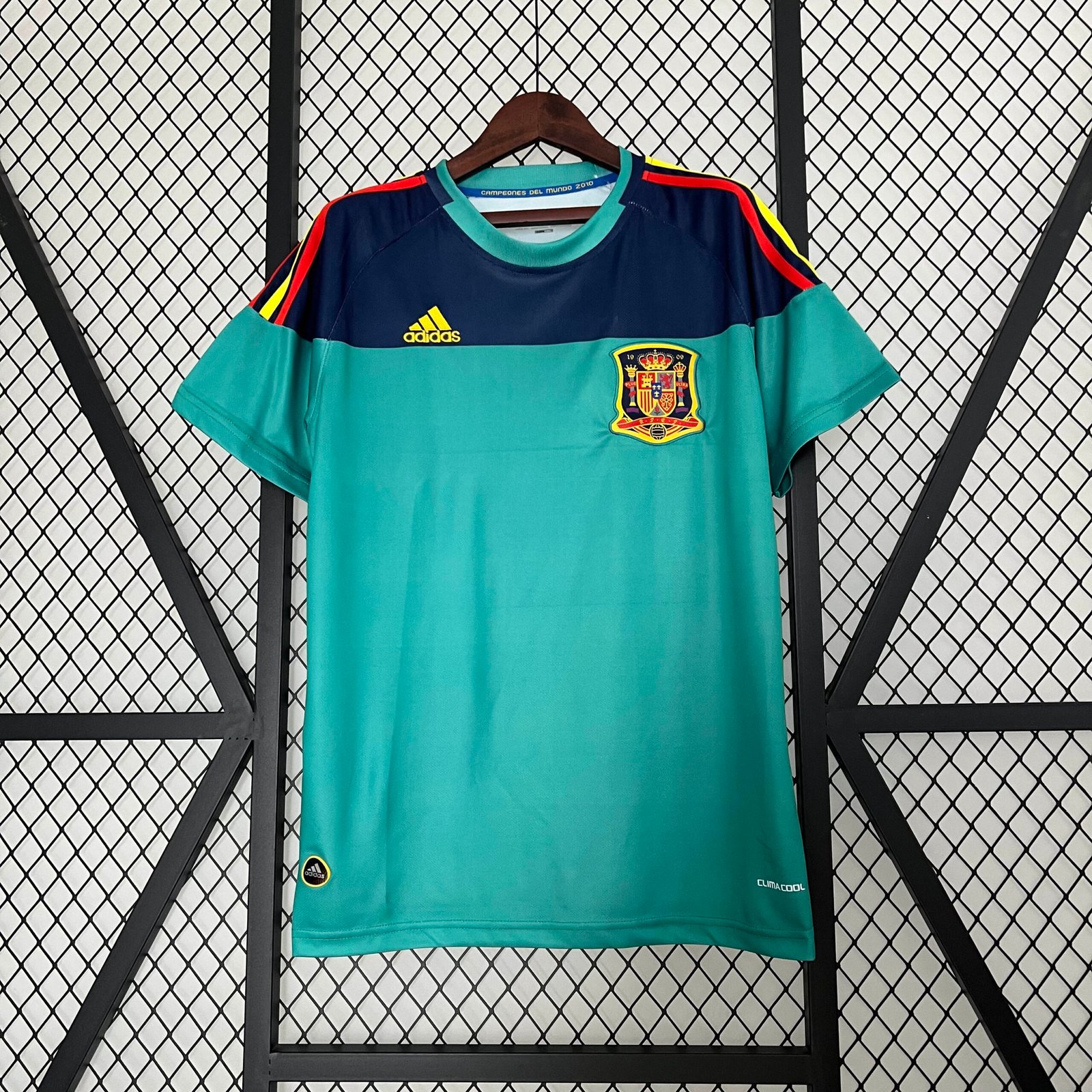 47337e59ffac1ea4083e22e697bb40ad 2010 Retro Spain Goalkeeper Green Soccer Shirt - Image 1