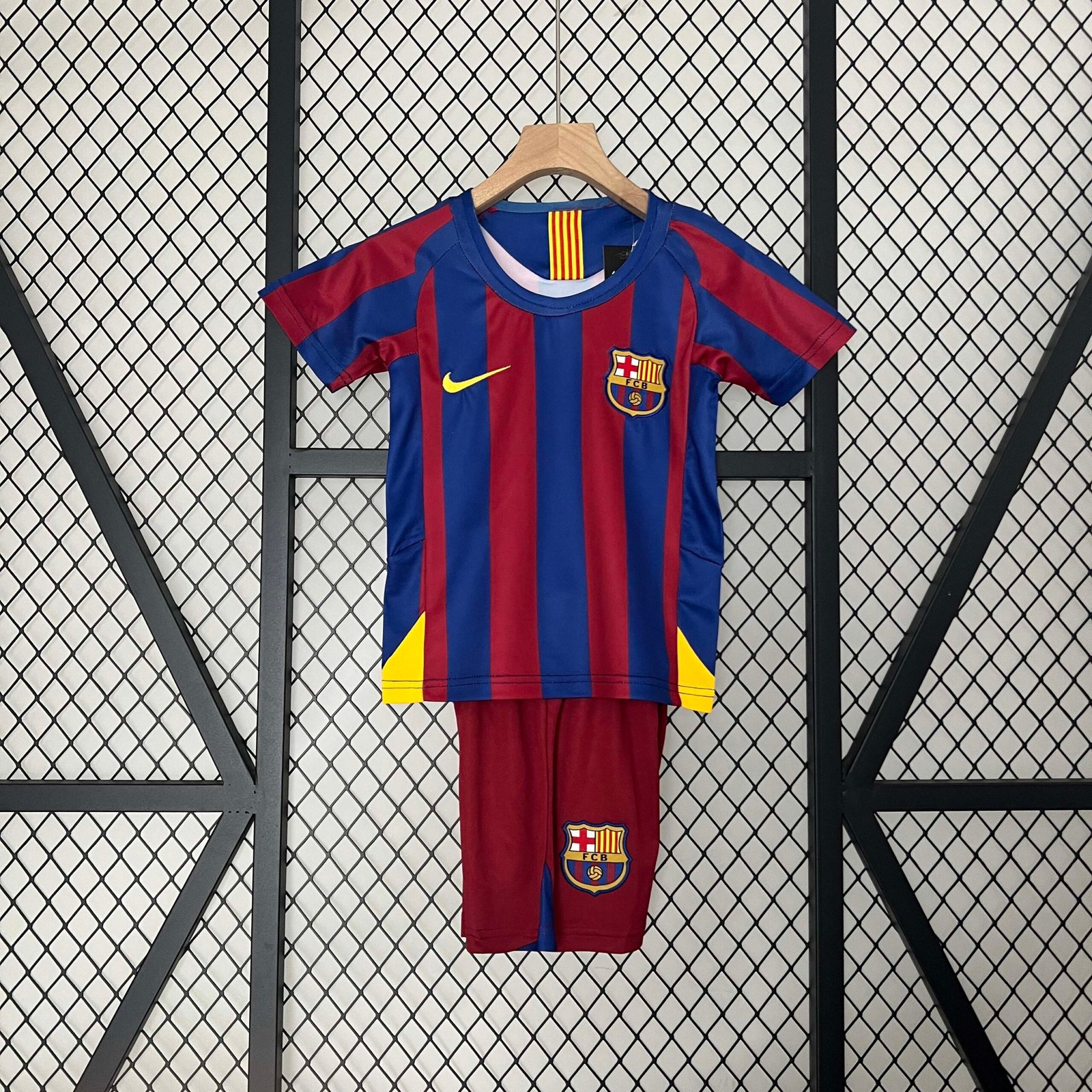514b534651fd6c1db3577b38100a5e87 2005/2006 Retro Barcelona Home Football Shirt 1:1 Thai Quality Kids Size - Image 1