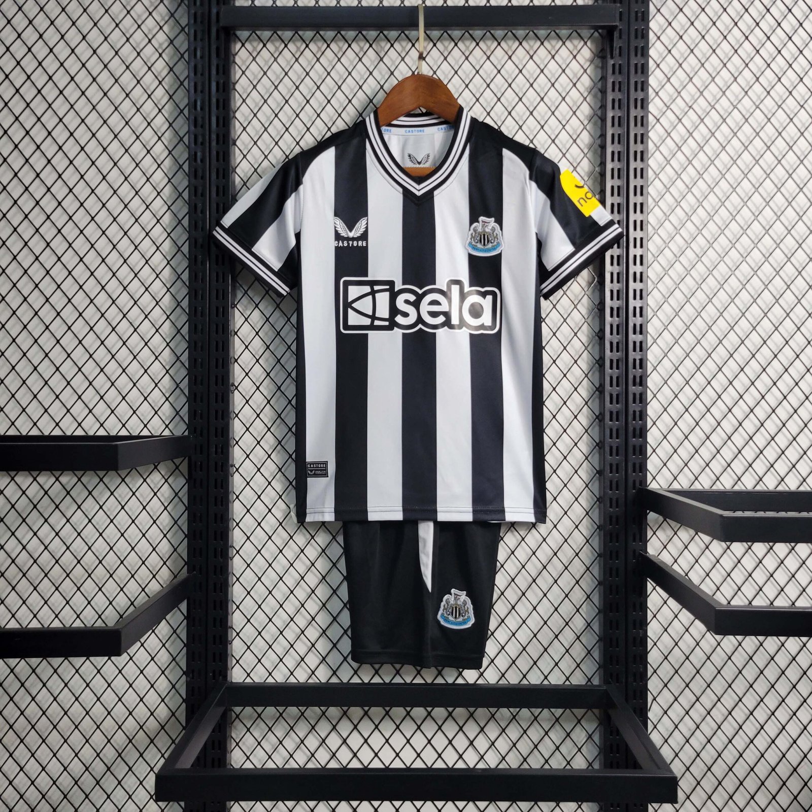 67897afad6ef752b66c5d5accb365cfa 2023/2024 Newcastle United Home Football Jersey Shirt 1:1 Thai Quality Kids Size - Image 1