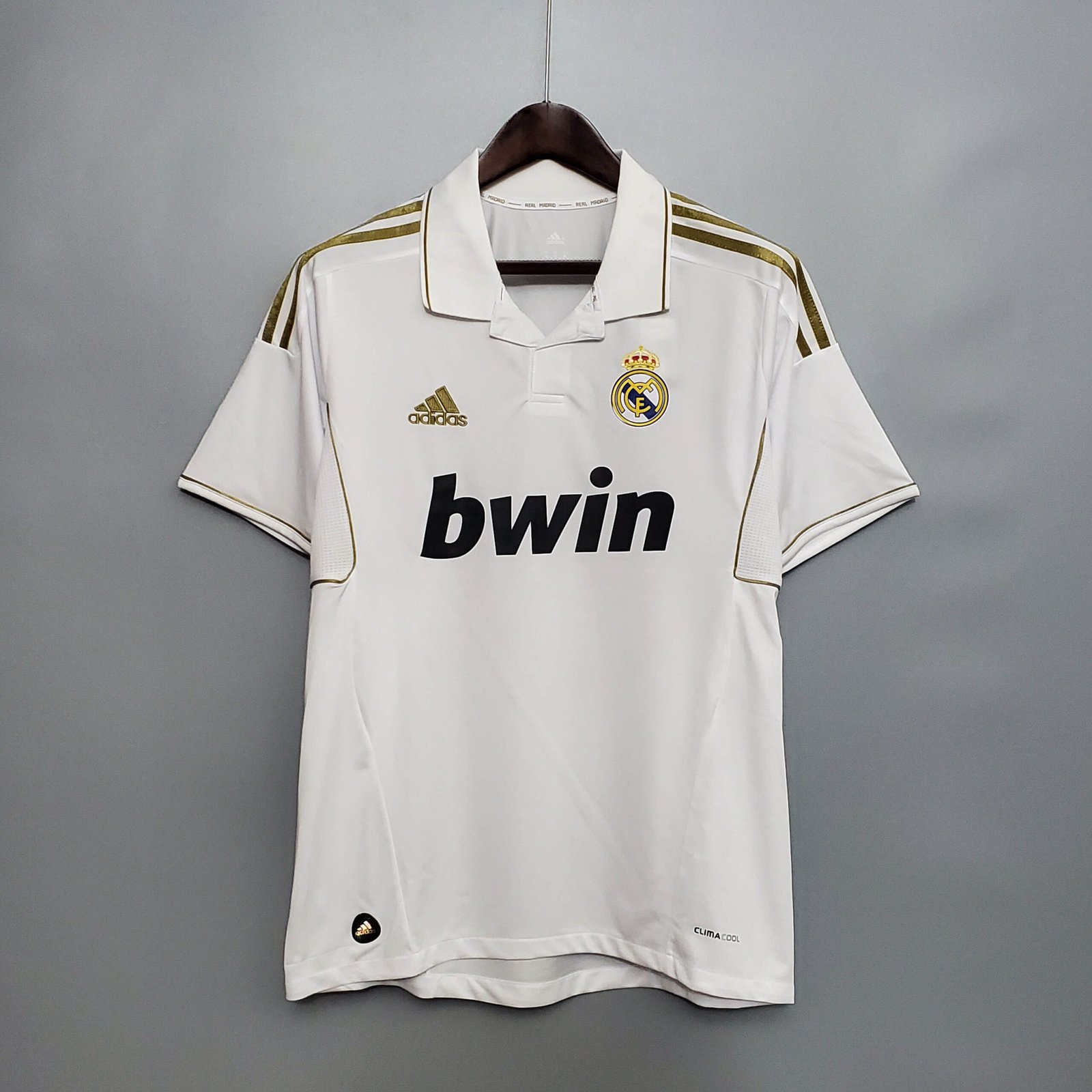 69de7d72b5e053e86d22df7420cfe07f 2011/2012 Retro Real Madrid Home - Image 1