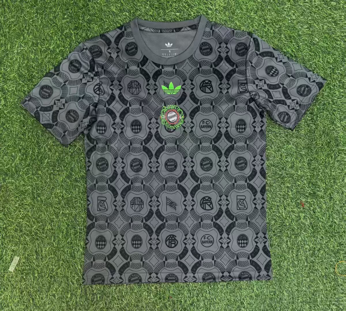70fafc0cc6130031bf01833d3bc5ecff 2025/2026 Bayern Oktoberfest Special Edition Dark Grey - Image 1