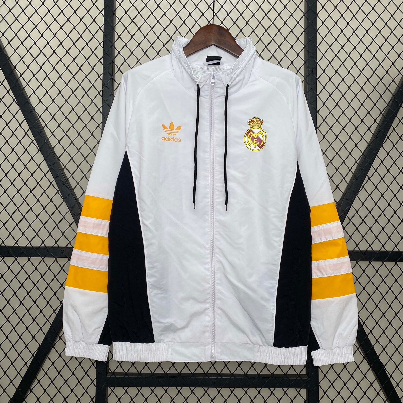b7fb90146b42ccb73b6183dfde820913 2024/2025 Real Madrid Windbreaker White Soccer Jersey 1:1 Thai Quality - Image 1