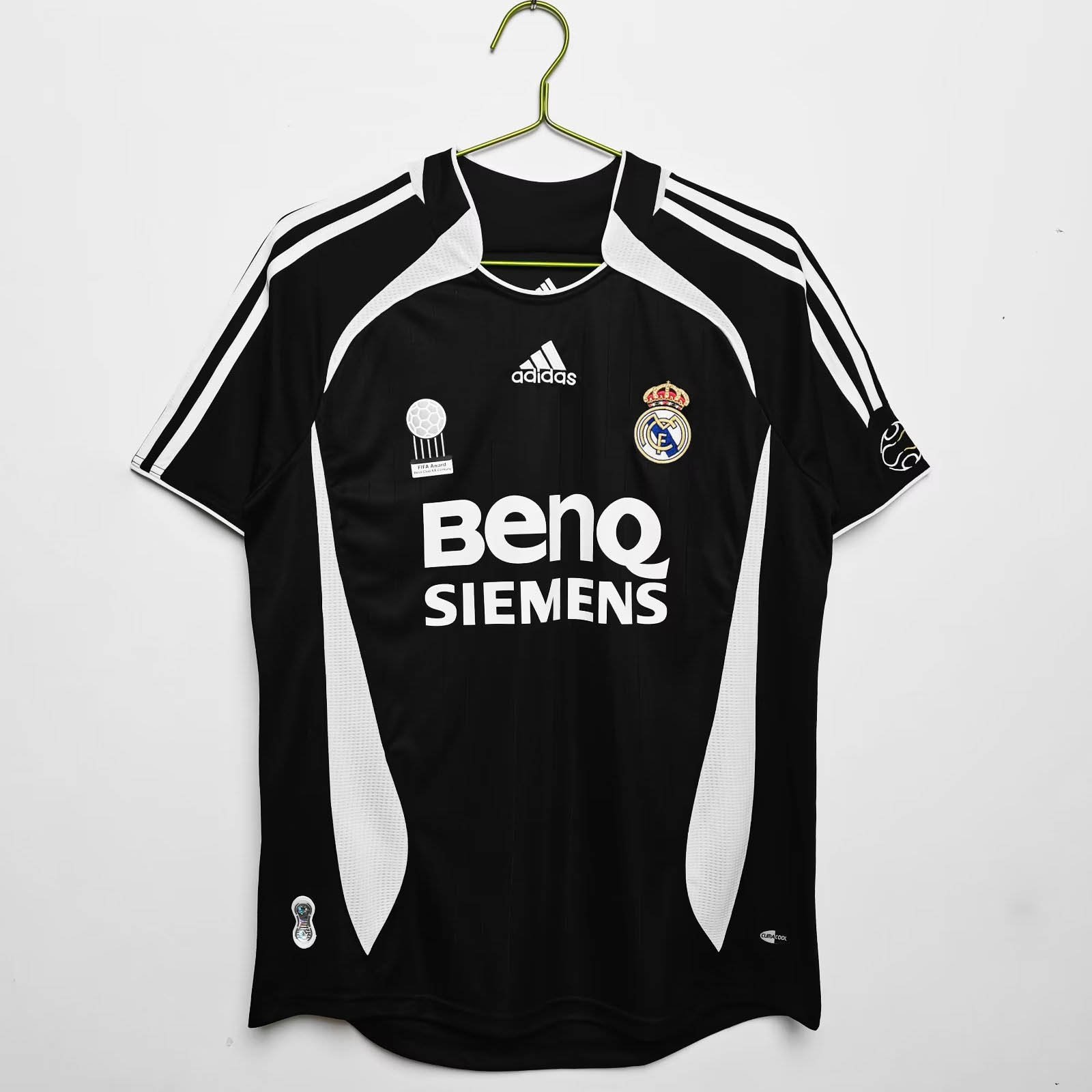 bdd60b72062b18a0a03c0be84e425853-1 2006/2007 Retro Real Madrid Away - Image 1