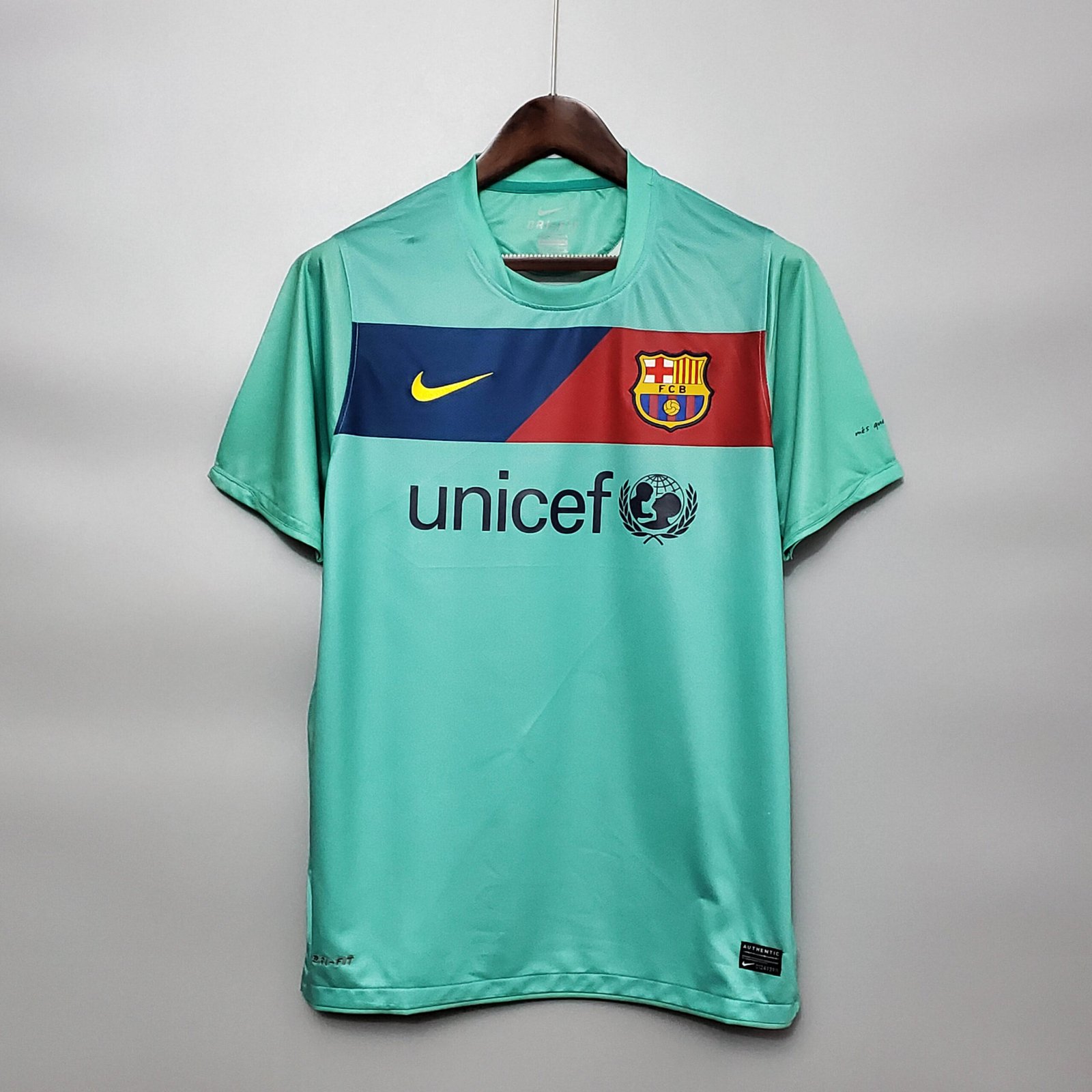 d4ae51f69204faaf3f7154336ef467af 2010/2011 Retro Barcelona Away Football Shirt 1:1 Thai Quality - Image 1