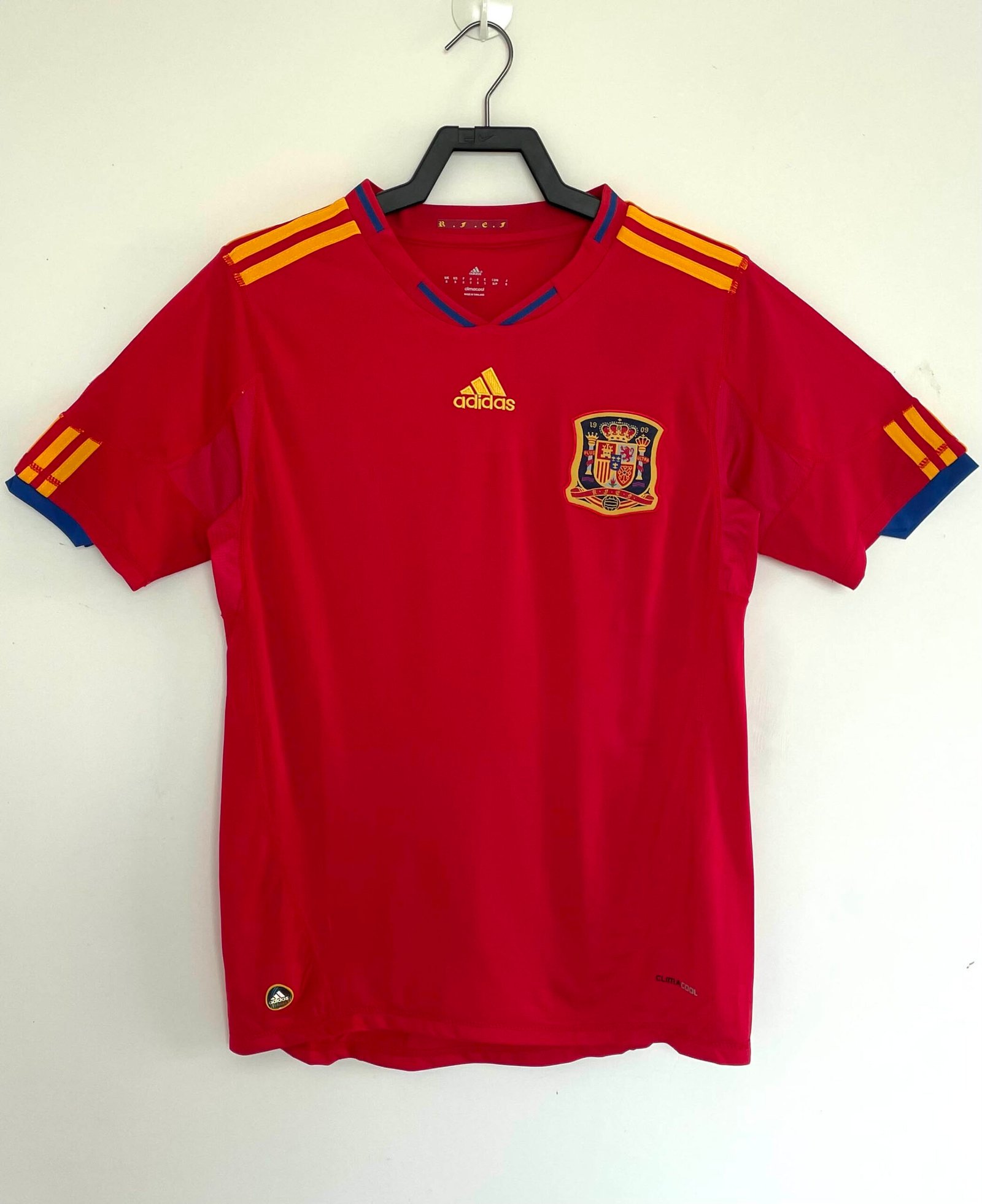 d746a4026ce469d8e5fb743a95e64b95 2010 Retro Spain Home Soccer Shirt - Image 1
