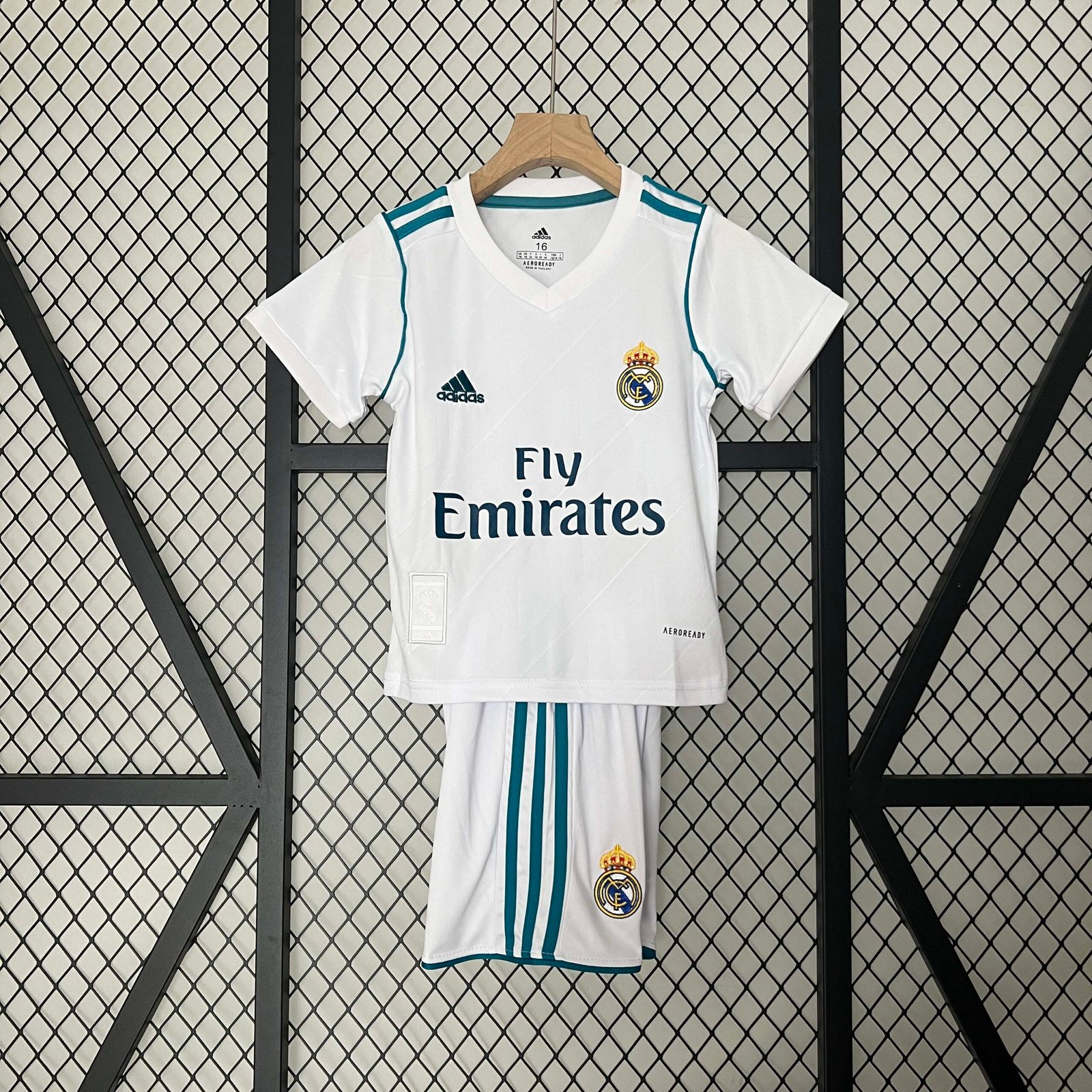 ebf8c3f09c9ce1793e1f933eff1efc2c 2017/2018 Retro Real Madrid Home Football Shirt 1:1 Thai Quality Kids Size - Image 1