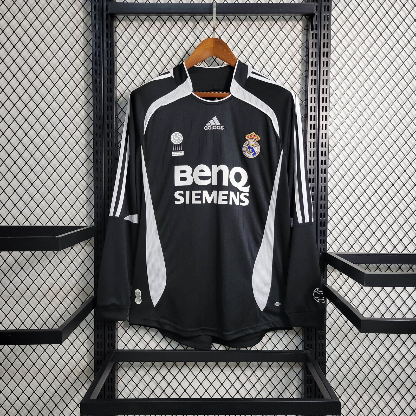 f70e1767151522fe58ea41eaf3c43f41 2006/2007 Retro Long Sleeve Real Madrid Away - Image 1