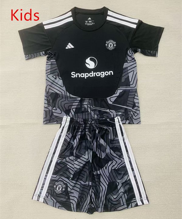 IMG_3463 2026-2027 Manchester United Goalkeeper Black kids/youth Soccer uniform - Image 1